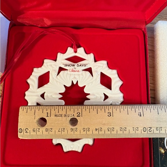 Longaberger "Claire" Collectors Club Snow Days 2002 Snowflake Ornament in box - Picture 9 of 9